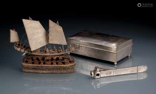 Dschunke und Deckeldose aus Silber, Zigarrenschneider aus Metall, datiert 1911