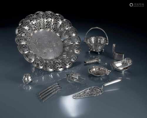 Konvolut Silberarbeiten, u.a. große Korbschale, Becher, Körbchen und Besteck