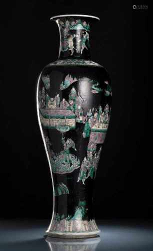 Grosse 'Famille-noire'-Vase mit Dekor von Figuren in einer Gartenlandschaft