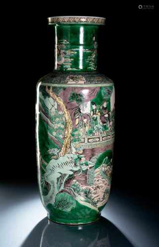 Große Rouleau Vase mit 'Famille verte' Dekor von Unsterblichen und Romanszenen