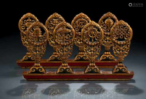 Die 'Acht Buddhistischen Embleme' als Altardekoration aus Holz mit Fassung und Vergoldung