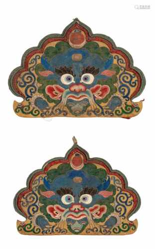 Zwei große Paneele von Behängen mit Kirtimukha-Masken aus Seide mit Brokat