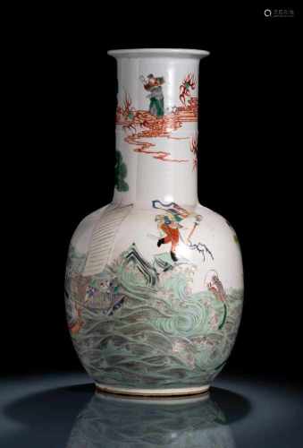 Vase mit 'Famille verte'-Drachen- und Figurendekor