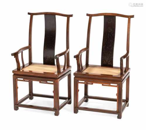 Paar Stühle aus Hartholz mit Lackdekor