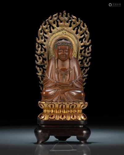 Figur des Buddha Shakyamuni aus Holz mit Mandorla auf einem Lotos sitzend
