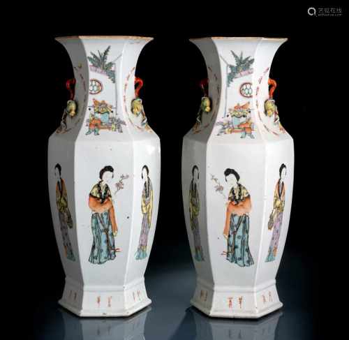 Paar hexagonale 'Famille rose'-Vasen mit Damen und Aufschriften in Siegelschrift