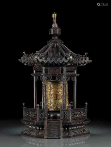 Feuervergoldete Gebetsmühle aus Bronze in pagodenförmigem Schrein aus Hartholz