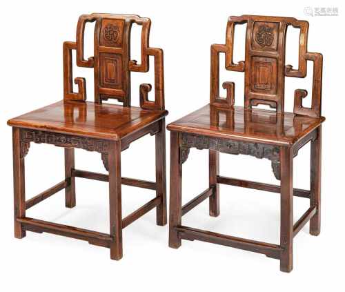 Paar Stühle aus Hartholz