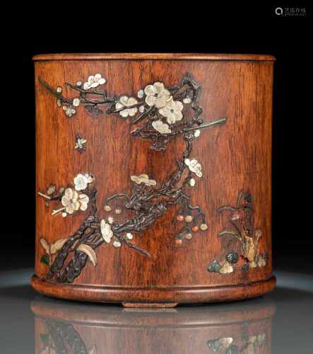 Feiner Pinselbecher aus 'huanghuali' mit Holz, Speckstein- und Perlmutt-Einlagen