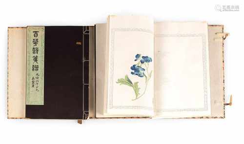 Buch mit zwei Bänden über Briefpapiermuster und Gedichte über Blumen