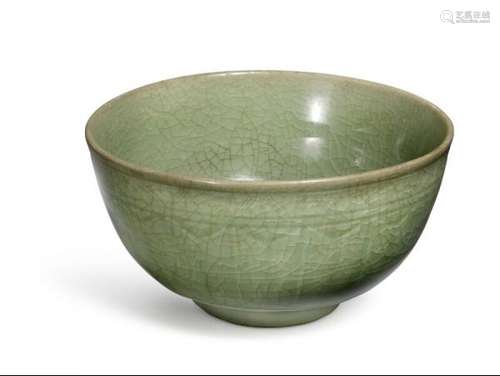 A Chinese Lonquan celadon crackled glaze bowl. Yuan dynasty 1280-1368. H. 8.5 cm [...]