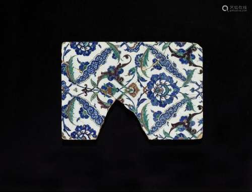 A fragmented Iznik tile. Turkey, 16th century. 38.5 x 26.5 cm. -