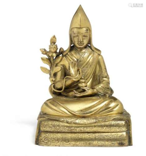 A Tibetan gilt bronze figure of lama Tsongkhapa. Circa 1800. Weight 1087 g. H. 15 cm.  -