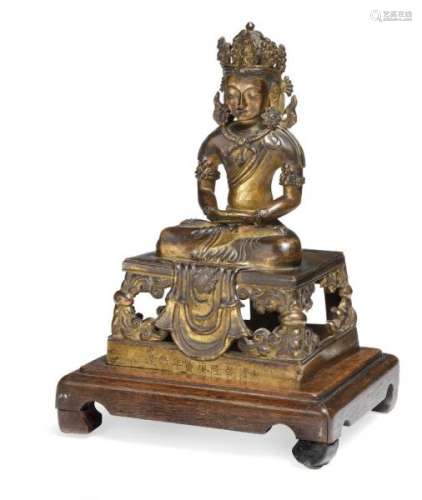 A gilt bronze Amitayus Buddha, seated on textile covered squared throne. Tibet-China [...]