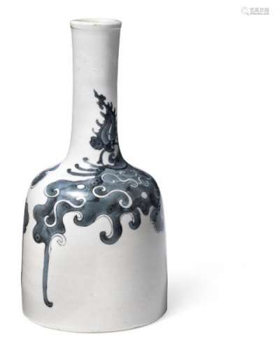 A Chinese dark blue horse-hoof-shaped vase decorated with Phoenix. Kangxi  1662-1722. [...]