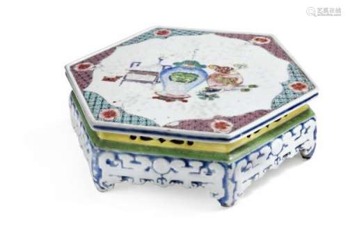 A Chinese famille rose hexagonal porcelain stand. Qianlong 1736-95. H. 8 cm. W. 25.5 [...]