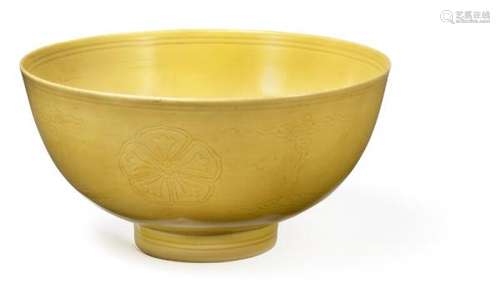 A small Chinese yellow porcelain bowl. Marked Qianlong and of the period 1736-1795. [...]