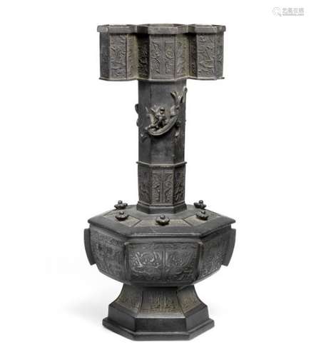 A Chinese patinated bronze arrow vase, touhu. Ming 1368-1644. Weight 8654 g. H. 51 cm.  -