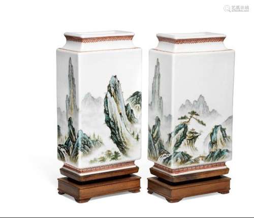 A pair of Chinese enamelled porcelain vases of four-sided form Republic. H. 23.5 cm. [...]