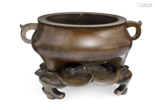 A Chinese patinated bronze tripod censer. Xuande seal mark. And matching bronze [...]