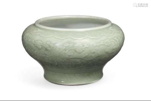 A Chinese celadon bowl of compressed globular form. Qing 18th-19th century. H. 14 cm [...]