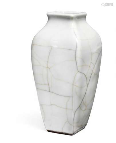 A Chinese guan-style crackle glazed vase, foursided. Qing 18th century. H. 14.5 cm.  -