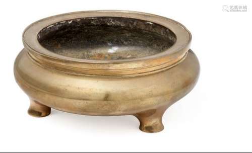 A Chinese patinated bronze tripod censer, profiled rim. Marked. Weight 1819 g. Diam. [...]