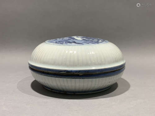 Blue and white flower and bird decorative cover box in late Ming Dynasty