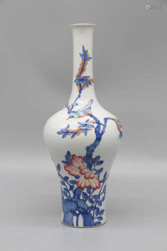 Blue and white vase with colored flower patterns made in Qianlong of Qing Dynasty