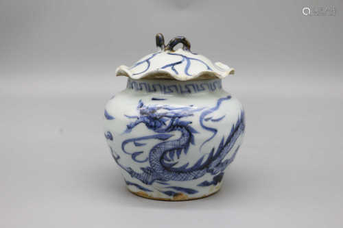 Blue and white pot with cloud dragon pattern at the end of Yuan Dynasty and the beginning of Ming Dynasty