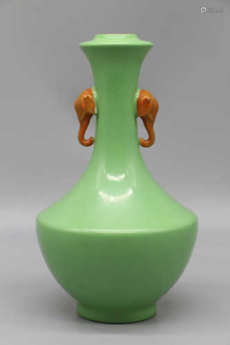 Green glazed double elephant head eared bottle in Qing Dynasty