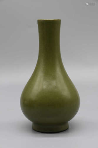 Qing Dynasty Qianlong official kiln eel green bottle