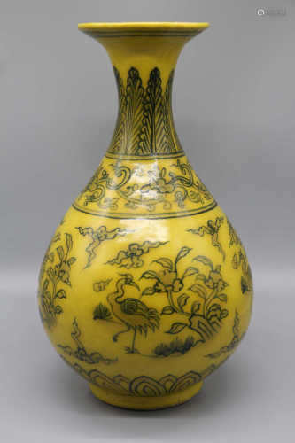 Spring vase with yellow glaze and blue and white jade pot in Hongzhi year of Ming Dynasty