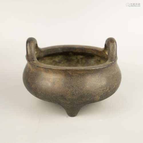 Bronze bridge ear tripod furnace in Qing Dynasty