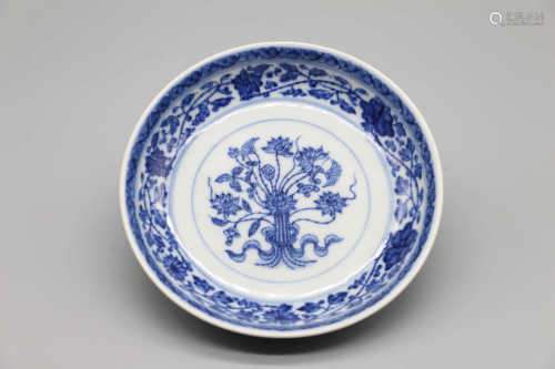 Blue and white lotus pattern plate of official kiln made in Qianlong of Qing Dynasty