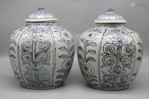 A pair of blue and white melon jars in the Ming Dynasty