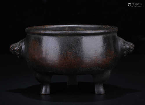 AN INCENSE BURNER WITH THREE LEGS