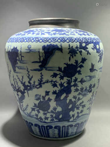 Ming Wanli blue and white pot decorated with flowers and birds