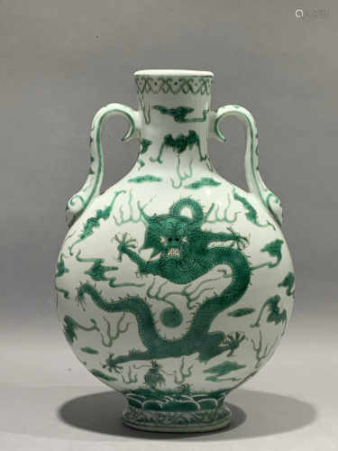 Moon holding bottle with green color and dragon pattern in Qianlong period of Qing Dynasty