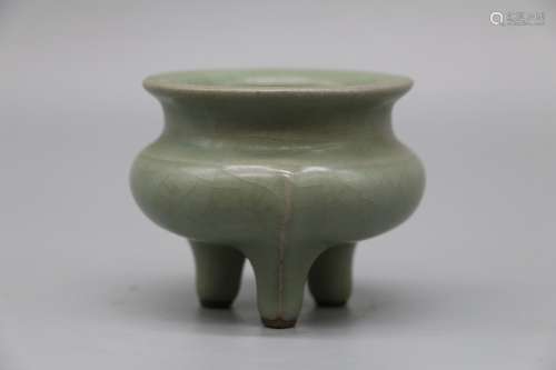 Longquan porcelain incense burner in Southern Song Dynasty