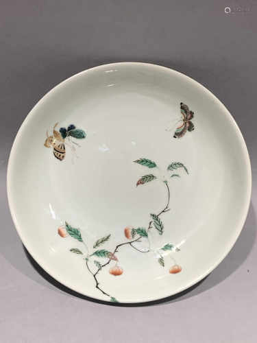 Colorful flower and butterfly decorative plate in Yongzheng of Qing Dynasty