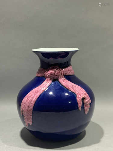 Blue glaze carmine red bag bottle in Qianlong period of Qing Dynasty