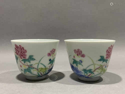 A pair of famille rose flower decorative cups in Yongzheng of Qing Dynasty