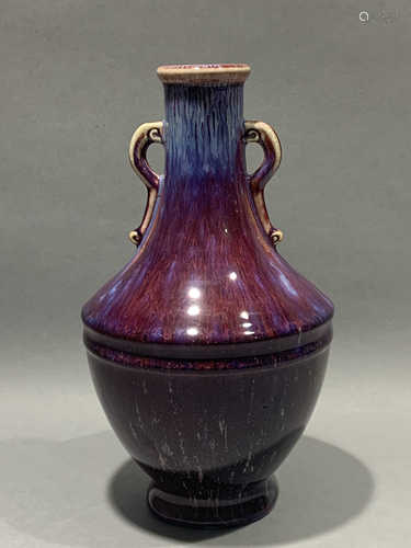 The red glaze double ear bottle of Qianlong kiln in Qing Dynasty