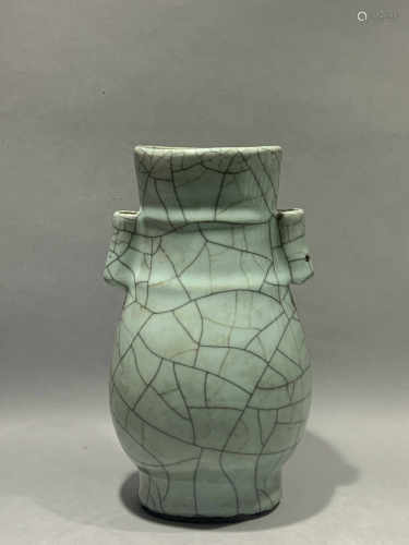 Guan ear vase with Ge glaze in Qianlong Guan kiln of Qing Dynasty