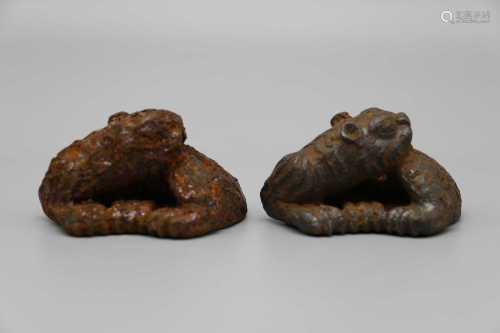 A pair of tiger shaped iron seats in Han Dynasty