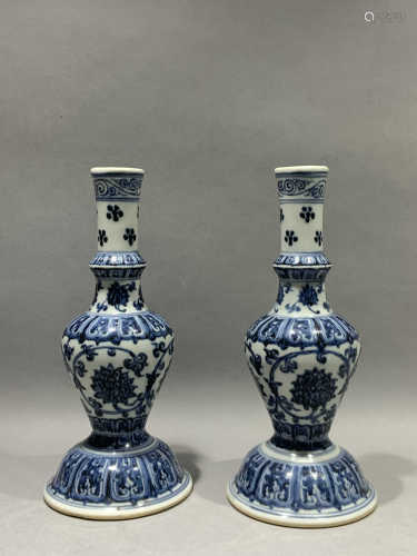 A pair of candlesticks decorated with blue and white lotus flowers in early Qing Dynasty