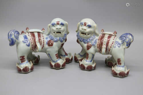 A pair of lions in blue and white glazed red porcelain in Wanli of Ming Dynasty