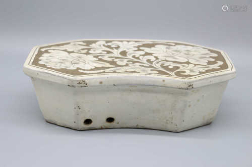 Pied peony pillow in Cizhou kiln of Northern Song Dynasty