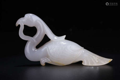 A WHITE JADE BIRD ORNAMENT